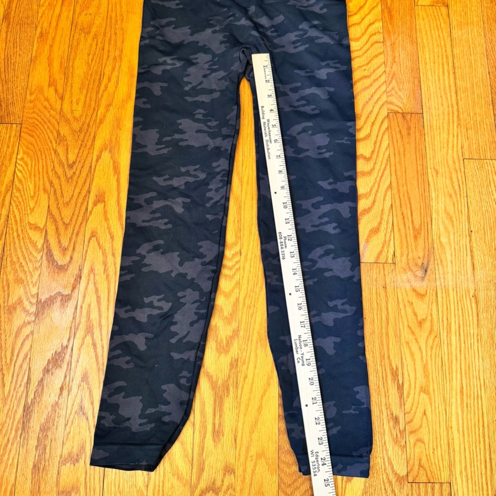 SPANX Look At Me Now Cropped Camo Seamless Leggings Women’s Large - Picture 6 of 6